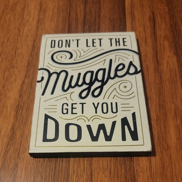 Hallmark Harry Potter Muggles Sign - Picture 1 of 4